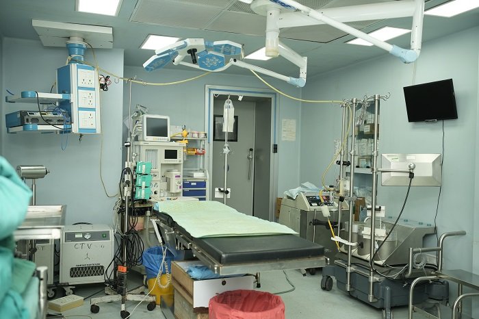 "Modern operation theatre with advanced anesthesia, monitors, and surgical equipment at Infinity Heart Hospital Jabalpur"